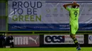 Pemain Forest Green Rovers, Christian Doidge, kecewa saat melawan MK Dons pada laga Piala Liga di Stadion New Lawn, Nailsworth, Selasa (8/8/2017). FGB merupakan klub sepak bola yang mengedepankan hidup sehat dan ramah lingkungan. (AFP/Geoff Caddick)