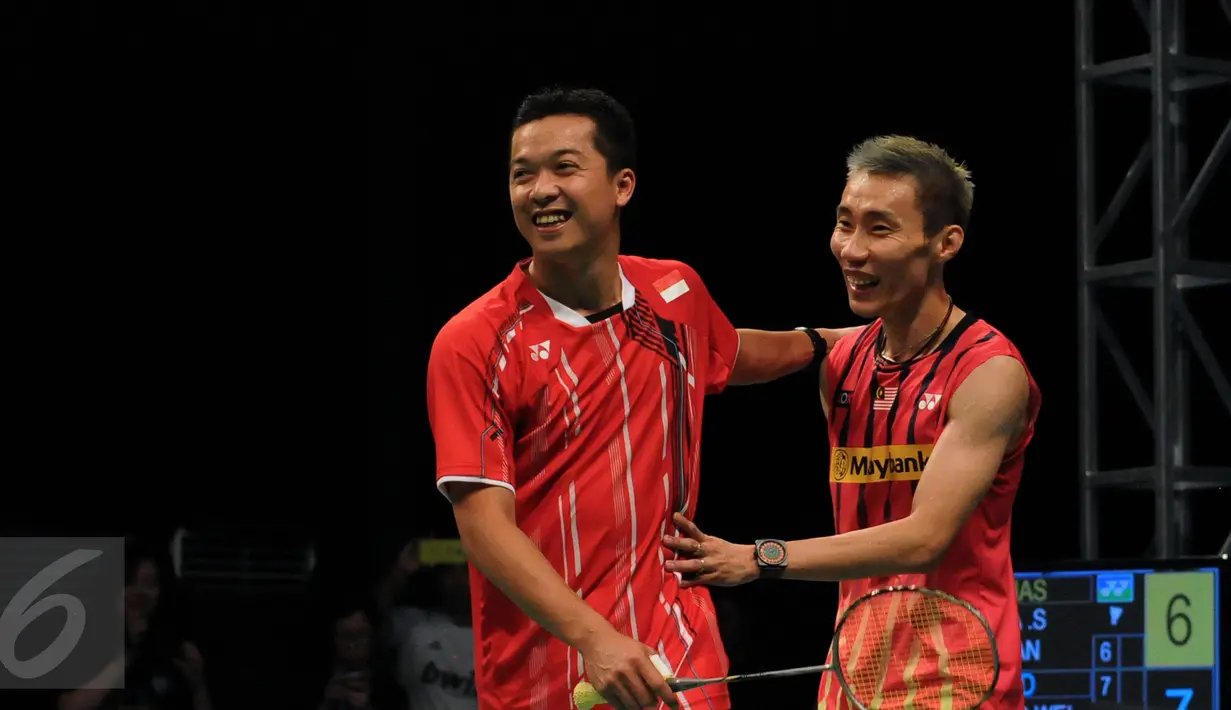Juara Dunia Tunggal Putra 2005, Taufik Hidayat (kiri) bersama Lee Chong Wei di laga eksebisi The Legends Vision di GOR Asia Afrika, Senayan, Jakarta, Senin (17/8/2015). Laga ini promosi buat para pebulutangkis muda. (Liputan6.com/Helmi Fithriansyah)