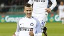 Pemain Inter Milan, Ivan Perisic (bawah) merayakan golnya ke gawang Verona pada lanjutan Serie A di Bentegodi stadium, Verona, (30/10/2017). Inter Milan menang 2-1. (Filippo Venezia/ANSA via AP)