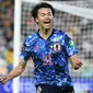 Selebrasi gelandang Jepang, Kaoru Mitoma setelah mencetak gol ke gawang Australia pada laga kualifikasi Piala Dunia 2022 Zona Asia Grup B di Australia Stadium (24/3/2022). Kaoru Mitoma menjadi pemain Jepang ke-12 yang pernah berlaga di Liga Inggris. Ia mengikuti jejak para pendahulunya seperti Maya Yoshida, Shinji Okazaki, Shinji Kagawa hingga Takumi Minamino. (AFP/Saeed Khan)