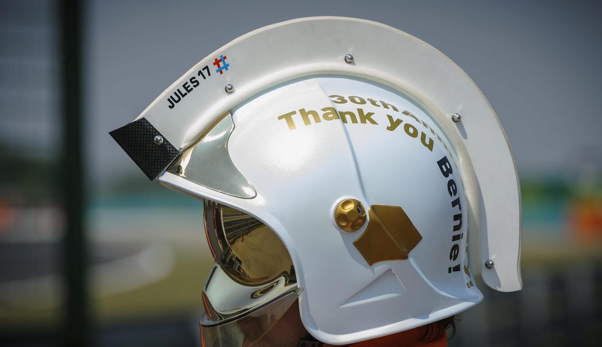 Marshal memakai helm dengan tagar Jules Bianchi. (EPA/Zsolt Czegledi)