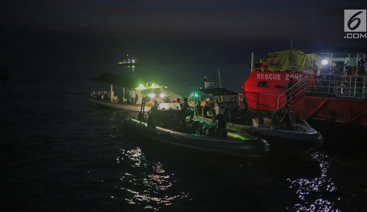 Anggota Basarnas dibantu TNI dan Polri mencari puing serta korban pesawat Lion Air JT 610 di perairan Karawang, Jawa Barat, Senin (29/10). Pesawat Lion Air JT 610 dilaporkan hilang sekitar pukul 06.00 WIB. (Liputan6.com/Faizal Fanani)