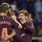 Para pemain Barcelona merayakan gol yang dicetak oleh Lionel Messi ke gawang Deportivo La Coruna pada laga La Liga di Stadion Riazor, Senin (30/4/2018). Barcelona menang 4-2 atas Deportivo La Coruna. (AP/Lalo R. Villar)