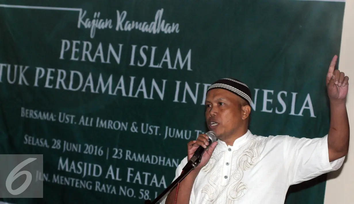 Ust. Jumu Tuani mantan Panglima Operasi Pusat Komando Jihad Maluku memberikan pemaparan saat kajian "Peran Islam untuk Perdamaian Indonesia, Jakarta, Selasa (28/6). (Liputan6.com/Helmi Afandi)
