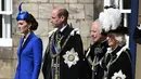 <p>Menghadiri upacara penobatan Raja Charles III dan Ratu Camilla di Skotlandia, Rabu, 5 Juli 2023. Kate Middleton tidak mengenakan jubah seremonial, ia justru tampil mengenakan mengenakan coatdress biru tebal dari salah satu desainer pilihannya, Catherine Walker. Potongan mode itu dipasangkan dengan topi serasi dari Philip Treacy. @princeandprincessofwales</p>