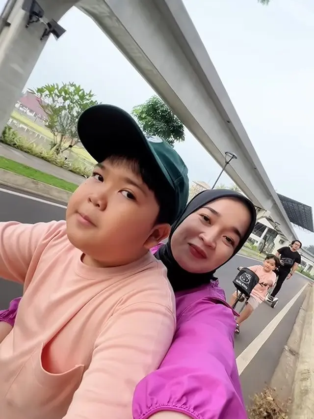 Potret Ririe Fairus dan Ayus Sabyan bersama kedua anaknya. (Foto: Instagram/ririe_fairus)