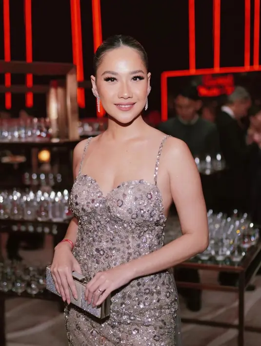 Penampilan elegan BCL dibalut gaun pesta bernuansa silver yang bling-bling. Dress ini memiliki tali spageti yang kecil dengan payet berkilauan di seluruh dressnya. [Foto: Instagram/bclsinclair]