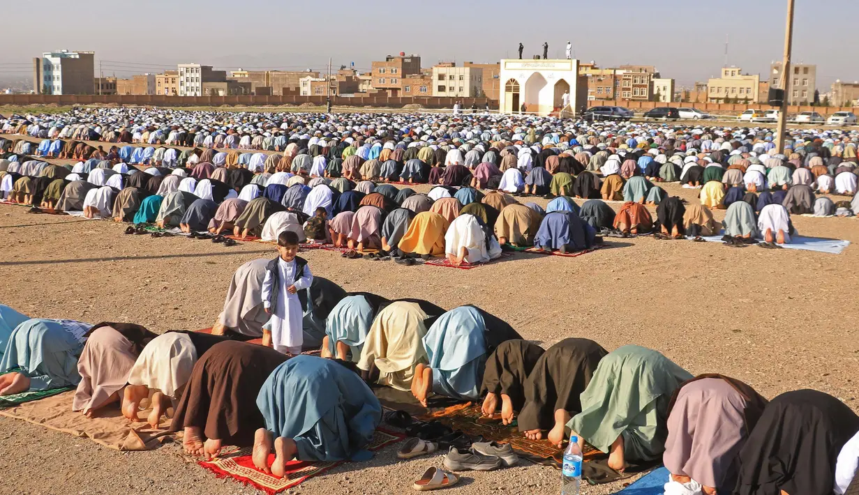 Umat Muslim menunaikan salat Idul Fitri di masjid Guzargah di Herat pada 10 April 2024. (Mohsen KARIMI/AFP)