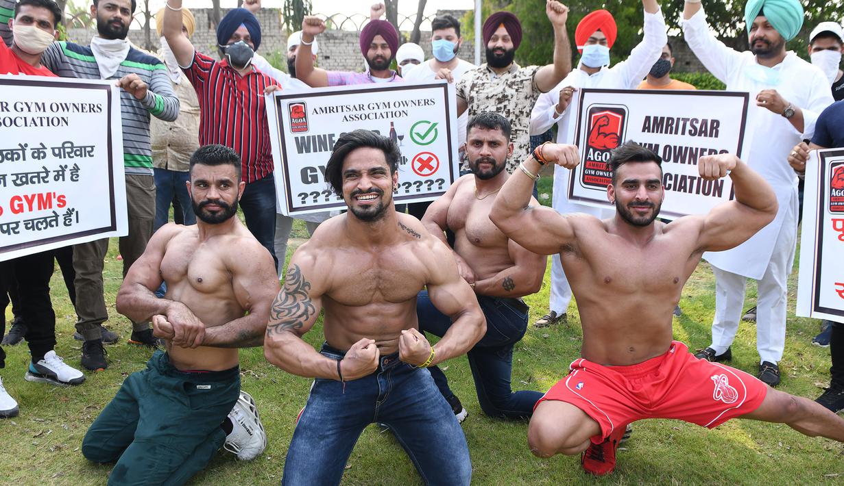 Pemilik dan pelatih gym memegang spanduk saat protes menuntut pemerintah membuka kembali pusat kebugaran di Amritsar, India, Minggu (7/6/2020). Mereka meminta aktivitas tempat olahraga gym juga diizinkan buka setelah pelonggaran lockdown, bukan hanya kegiatan perekonomian. (NARINDER NANU/AFP)