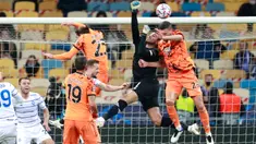Kiper Dynamo Kiev, Heorhiy Bushchan melompat saat berebut bola dengan bek Juventus, Merih Demiral pada laga pembuka penyisihan Grup G Liga Champions di Stadion NSK Olimpiyskiy, Rabu (21/10/2020) dinihari WIB. Tak bisa  diperkuat Cristiano Ronaldo, Juventus menang 2-0 atas tuan rumah Dynamo Kiev. (Va