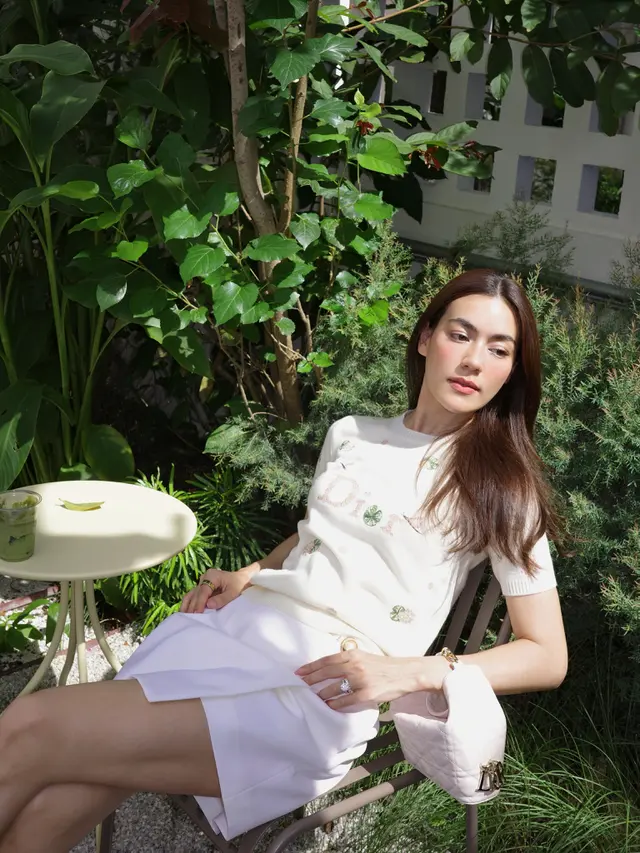 6 Gaya Selebriti Dunia Kenakan Dior Toujours Hobo, dari Jisoo hingga Irene Kim