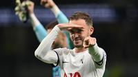 Gelandang Tottenham Hotspur, James Maddison, merayakan kemenangan setelah mengalahkan Fulham dalam lanjutan Liga Inggris 2023/2024 di Tottenham Hotspur Stadium, London, Selasa (24/10/2023) dini hari WIB. Tottenham menang 2-0 dalam pertandingan itu. (Glyn KIRK / AFP)