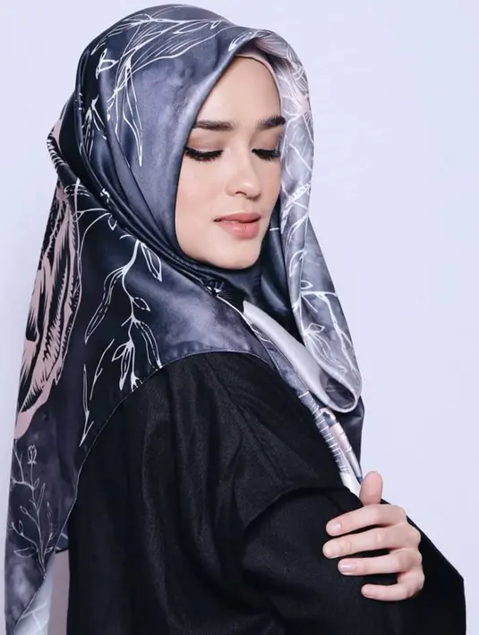 Sejak menikah dengan sang pujaan hati yakni  Raden Mas Sahid Abishalom Benninu Nugroho Noyosatwiko Soerjosoemarno atau Abi Yapto, Yasmin Wildblood dikabarkan sedang vakum dari dunai hiburan. (Liputan6.com/IG/yaswildblood)