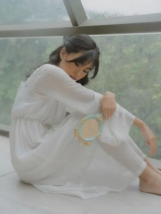 Tampilan romantis dengan dress putih yang bisa jadi inspirasi OOTD kondangan ala Namira Adjani. Dress simpel berwarna putih polos ini membalut tubuhnya dengan sempurna. [Foto: Instagram/namiradjani]