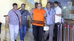 Tersangka pemegang Johannes Budisutrisno Kotjo usai menjalani pemeriksaan dan menuju mobil tahanan di Gedung KPK Jakarta, Sabtu (14/7). KPK resmi menahan Johannes terkait dugaan suap proyek pembangunan PLTU Riau-1.(Liputan6.com/Johan Tallo)