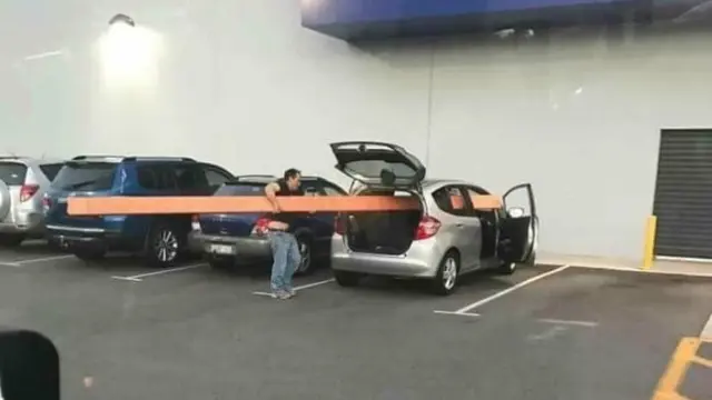 Cara kurang cerdas membawa barang besar dengan mobil.
