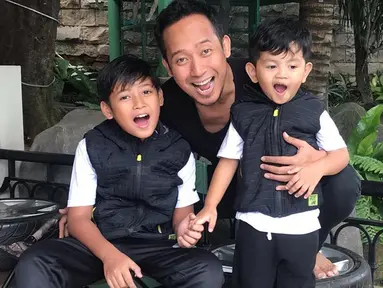 Denny Cagur awalnya memiliki seorang anak laki-laki tahun 2006, kemudian dirinya memutuskan untuk mengadopsi anak laki-laki pada tahun 2016. Anak adopsi Denny bernama Fadlikal Muhammad Arsha. (Liputan6.com/IG/@dennycagur)