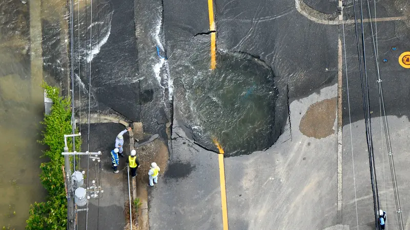 Dampak Kerusakan Akibat Gempa 6,1 SR di Osaka