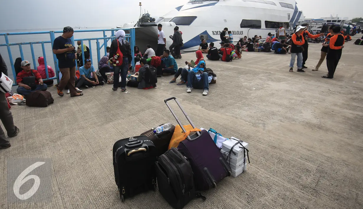 Warga menunggu kedatangan kapal di Pelabuhan Kali Adem, Jakarta, Kamis (5/5). Ratusan masyarakat tersebut akan menikmati libur panjang di Kepulauan Seribu. (Liputan6.com/Angga Yuniar)