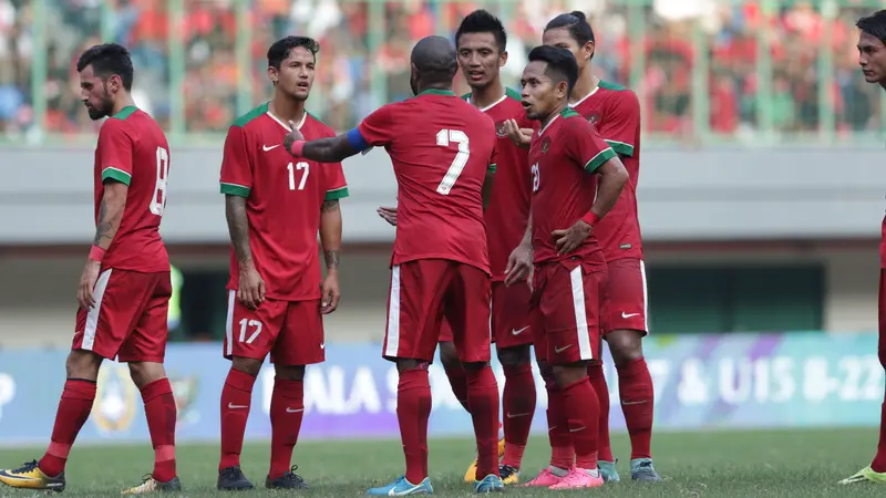 Pemain Timnas Indonesia berdiskusi pada uji coba melawan Fiji di Stadion Patriot, Bekasi, Sabtu (2/9/2017). (Liputan6.com/Helmi Fithriansyah)