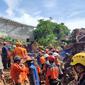 Hujan deras mengakibatkan tebing setinggi 8 meter longsor menimpa rumah di Kampung Pasirpogor, Desa Cipelang, Kecamatan Cijeruk, Kabupaten Bogor pada Sabtu sore 21 Mei 2022. (Foto:Liputan6/Achmad Sudarno)
