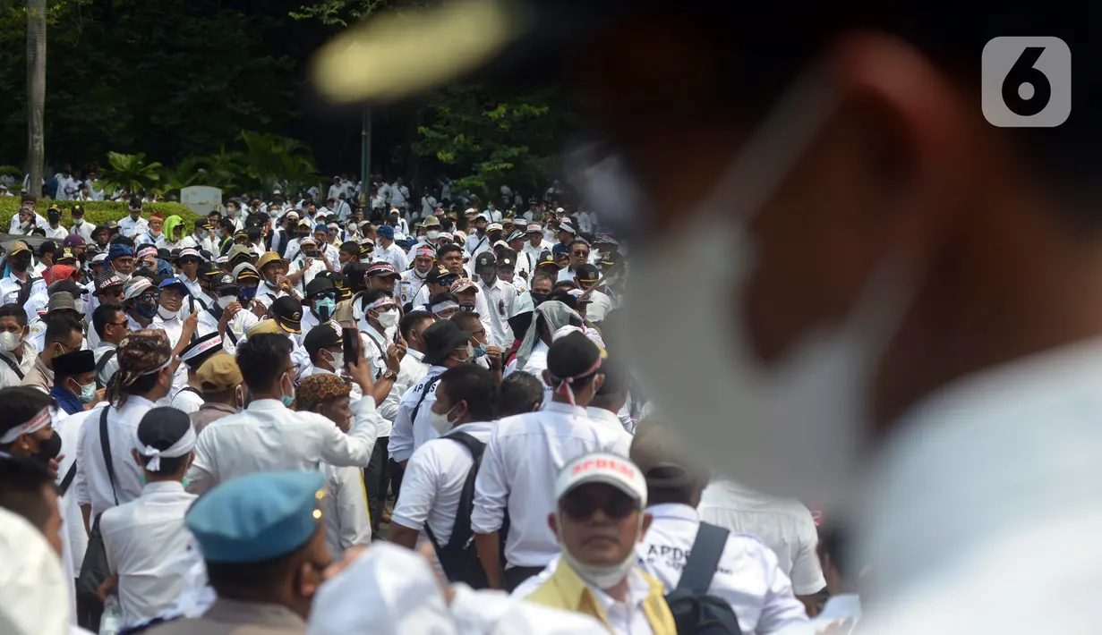 Massa Asosiasi Pemerintah Desa Seluruh Indonesia (Apdesi) melakukan unjuk rasa di kawasan Silang Monas, Jakarta, Kamis (16/12/2021). Apdesi menuntut Presiden Joko Widodo merevisi Perpres Nomor 104 Tahun 2021 tentang Rincian APBN 2022. (merdeka.com/Imam Buhori)
