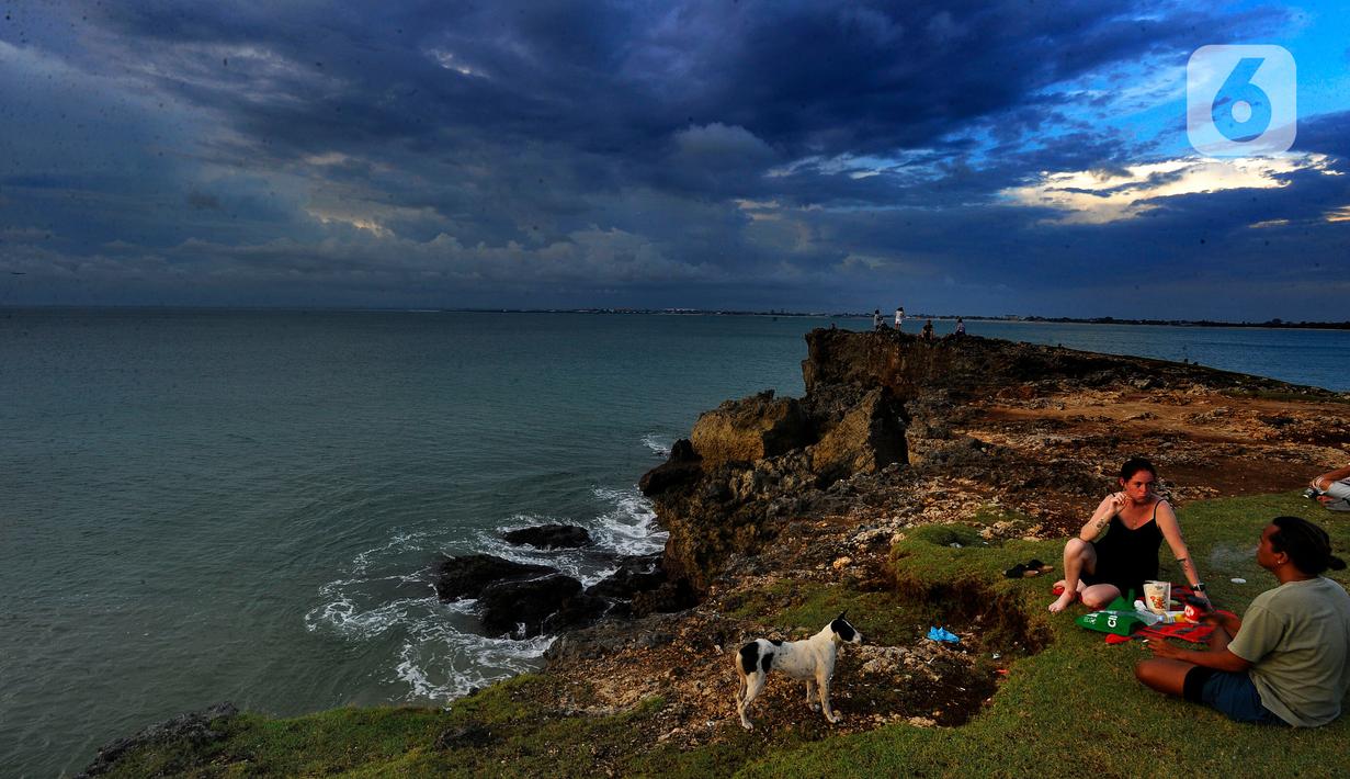 Pantai Honeymoon Bali atau juga dikenal dengan nama Honeymoon Beach yang berlokasi di Jalan Unnamed Road, Jimbaran, Kuta Selatan, Badung ini memiliki keindahan karang yang menawan. (merdeka.com/Arie Basuki)