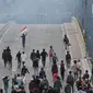 Pelajar berhadap-hadapan dengan barikade polisi saat berdemonstrasi di Jalan Layang Slipi, Petamburan, Jakarta, Rabu (25/9/2019). Bentrok pelajar dengan polisi yang terjadi sejak siang hingga malam tersebut dipicu kekerasan yang dialami pelajar saat demo di Gedung DPR. (merdeka.com/Iqbal Nugroho)