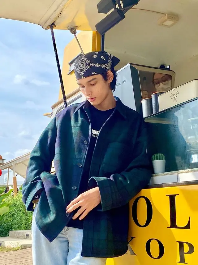 6 Potret Kevin Faulky saat Pakai Kaus Hitam, Aktor yang Disebut Mirip Idol Kpop