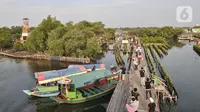 Wisatawan usai menaiki perahu saat mengunjungi Taman Wisata Hutan Bakau (Mangrove) di Desa Segarajaya, Tarumajaya, Bekasi, Jawa Barat (24/11/2019). Taman wisata hutan bakau ini menjadi salah satu destinasi favorit warga, baik dari dalam maupun luar Bekasi. (merdeka.com/Iqbal S. Nugroho)