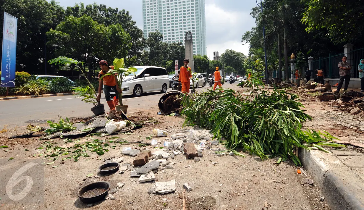 Kondisi sebagian ruas jalan Asia Afrika Jakarta saat penertiban pedagang tanaman hias, Selasa (18/5/2016). Penertiban ini terkait revitalisasi trotoar dan persiapan menyambut Asian Games 2018 mendatang. (Liputan6.com/Helmi Fithriansyah)