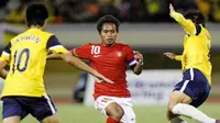 Aksi kapten Timnas Indonesia U-21 Andik Vermansyah saat bertemu Brunei pada partai final Hassanal Bolkiah Trophy pada 9 Maret 2012.