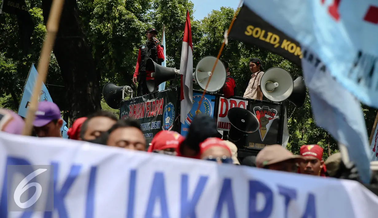 Ratusan buruh yang tergabung dalam Federasi Serikat Pekerja Metal Indonesia (FSPMI) menggelar aksi di Balaikota, Jakarta, Kamis (25/11). Dalam aksinya para buruh menuntut pencabutan PP Nomor 78 Tahun 2015 tentang pengupahan. (Liputan6.com/Faizal Fanani)