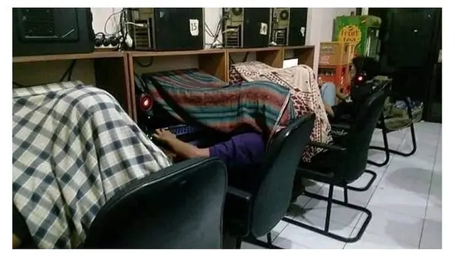 Kelakuan di warnet (Sumber: Instagram/awreceh.id)