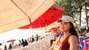 Hwang Jung Eum memakai kaos tak berlengan yang dipadukan dengan celana bermotif floral. Dia melengkapi penampilannya dengan topi. (Foto: Instagram/ jungeum84)