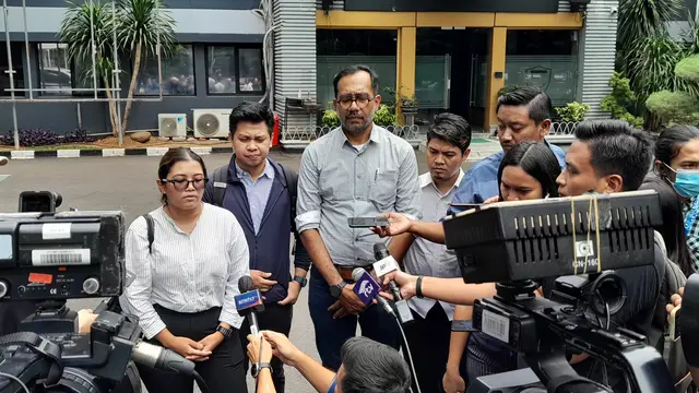 Direktur Lokataru Haris Azhar dan Koordinator Kontras Fatia Maulidiyanti