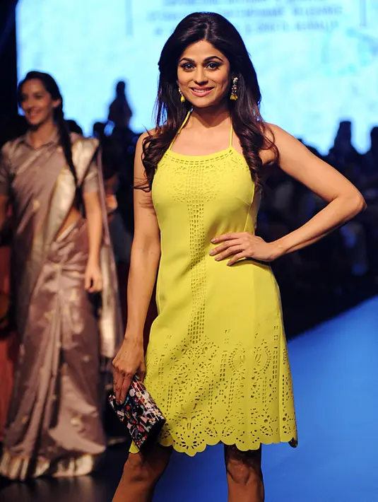 Aktris Bollywood India Shilpa Shetty berpose saat tampil di Lakmé Fashion Week Summer Resort 2017 di Mumbai, India (2/2). (AFP Photo/Sujit Jaiswal)
