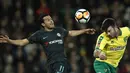 Duel pemain Norwich City, Grant Hanley (kanan) dan pemain Chelsea, Pedro (kiri) pada laga Piala FA di Carrow Road, Norwich, (6/1/2018). Chelsea bermain imbang 0-0 dengan Norwich. (AFP/Adrian Dennis)