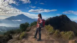 Ibu dua anak ini memang sangat menyukai alam. Momen ia menikmati suasana dari puncak gunung Batur ini menjadi buktinya. Foto Medina Kamil saat naik gunung Batur pun berhasil panen pujian dari warganet. (Liputan6.com/IG/medinakamil)