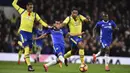 Gelandang Chelsea, Pedro, berusaha melewati hadangan pemain Everton pada laga Premier League di Stamford Bridge Stadium, Inggris, Sabtu (11/2016). Chelsea menang 5-0 atas Everton. (AFP/Glyn Kirk)