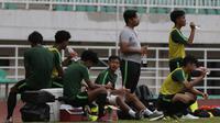 Para pemain Timnas Indonesia U-19 melepas dahaga psaat latihan di Stadion Pakansari, Bogor, Senin (30/9). Latihan ini merupakan persiapan jelang Piala AFF U-19 di Vietnam. (Bola.com/Vitalis Yogi Trisna)