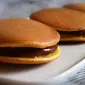 Dorayaki merupakan kue favorit doraemon yang merupakan kue tradisional khas jepang. Kue ini biasanya tengahnya berisi selai kacang merah, cokelat, atau matcha. Tekstur lembut dan rasanya yang manis membuat kue ini banyak digemari. (Istimewa)