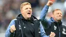 Pelatih Newcastle United, Eddie Howe, melakukan selebrasi setelah laga melawan Leicester City pada pekan ke-37 Premier League 2022-2023, Selasa (23/5/2023). Kedua tim bermain imbang 0-0. (AFP/Lindsey Parnaby)