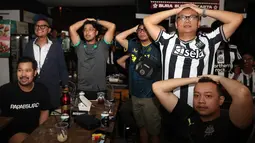 Ekspresi kecewa pendukung Newcastle United ketika timnya kebobolan oleh Brighton melalui Joel Veltman saat Roaring Night Liga Inggris 2023/2024 di Triboon Kemang, Jakarta Selatan, Sabtu (11/05/2024). (Bola.com/Abdul Aziz)