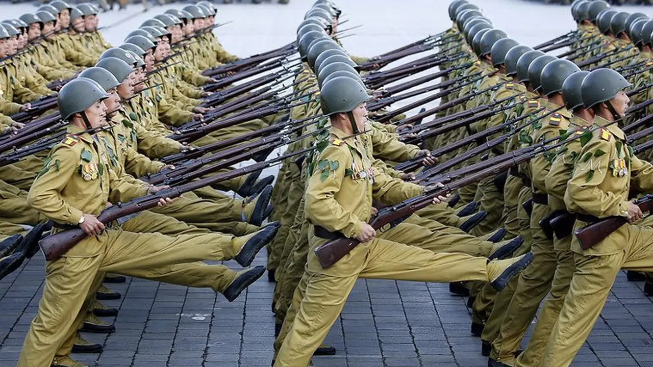 Tentara Korut berbaris dalam parade militer di Pyongyang, 15 April 2017