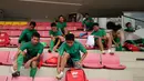 Sejumlah pemain timnas Indonesia U-23 berkemas usai berlatih di lapangan ITE College Center, Singapura, Minggu (31/5/2015). Garuda Muda akan melakoni laga perdana di Sea Games 2015 melawan Myanmar, 2 Juni mendatang. (Liputan6.com/Helmi Fithriansyah)