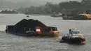 Tongkang batu bara terlihat di Sungai Mahakam di Samarinda, Kalimantan Timur, Indonesia, pada 19 Agustus 2026. (AP Photo/Ahmad Mulia Panjaitan)
