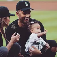 Sejak dua hari lalu para selebriti Hollywood disibukan dengan perayaan hari ayah. Tidak sedikit dari mereka yang memberi kejutan untuk para pria yang disayanginya, baik itu ayahnya maupun suami tercintanya. (Instagram/chrissyteigen)