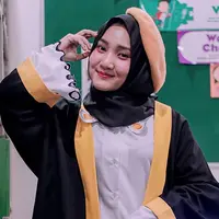 Memakai outer perpaduan hitam dan kuning, gaya simpel namun ceria pun terlihat pada pelantun lagu "Jingga" ini. Topi baret bewarna kuring membuat penampilan Fatin semakin trendi. (Liputan6.com/IG/@fatin30)
