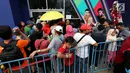 Pengunjung antre di depan pintu Merchandise Superstore jelang Closing Ceremony Asian Games 2018 di kawasan Gelora Bung Karno, Jakarta, Minggu (2/9). Mereka rela antre berjam-jam sebelum toko dibuka. (Liputan6.com/Fery Pradolo)